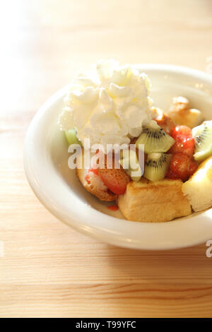 French Toast mit Eis und Obst Stockfoto