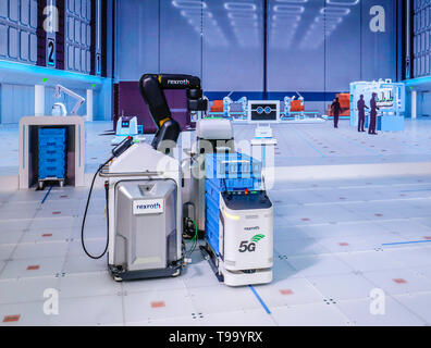 31.03.2019, Hannover, Niedersachsen, Deutschland - Hannover Messe Industrie 4.0, Fabrik der Zukunft, an der Bosch Rexroth stand, 5G steuert Autonomen tra Stockfoto