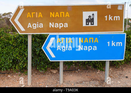 Ayia Napa, Zypern - 11. Juni 2018: Die strassenschilder mit den Namen der Badeort Ayia Napa Stadt am östlichen Ende der südlichen Küste der Insel Zypern. Stockfoto