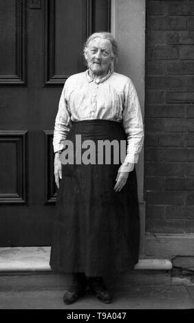 Eine charmante Charakter foto Studie von einer älteren Frau posiert auf einer Türschwelle c 1920 Foto von Tony Henshaw Stockfoto