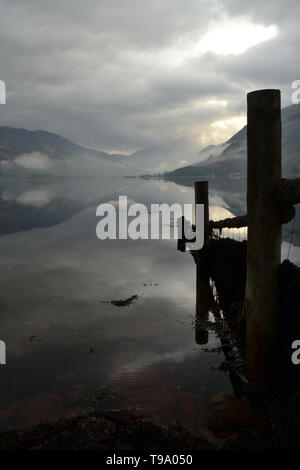 Ein Foto über Loch Duich in Richtung der fünf Schwestern von kintail auf einem nebelhaften Frühling Morgen Stockfoto