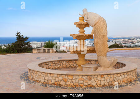 Ayia Napa, Zypern - 11. Juni 2018: Outdoor Brunnen im Badeort Ayia Napa Stadt am östlichen Ende der südlichen Küste der Insel Zypern. Stockfoto