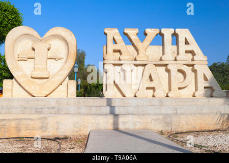Ayia Napa, Zypern - 11. Juni 2018: Die Stadt name Skulptur, Denkmal im Badeort Ayia Napa Stadt am östlichen Ende der südlichen Küste der Insel Zypern. Stockfoto