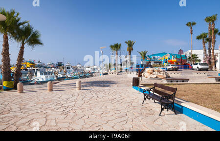 Ayia Napa, Zypern - 11. Juni 2018: Street View Badeort Ayia Napa am äußersten östlichen Ende der südlichen Küste der Insel Zypern. Gewöhnliche Menschen gehen. Stockfoto