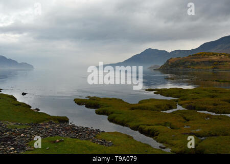 Eine misty Frühling Morgen im Corran auf Loch Hourn, West Highlands, Schottland. Stockfoto