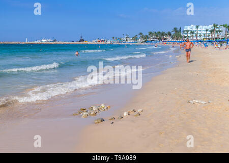 Ayia Napa, Zypern - 11. Juni 2018: Touristen zu Fuß zum öffentlichen Strand von Ayia Napa Resort Stadt am östlichen Ende der südlichen Küste der Insel Zypern. Stockfoto