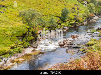 Einer der vielen Wasserfälle in den Fluss Etive im Glen Etive im Glen Coe, in die schottischen Highlands Stockfoto