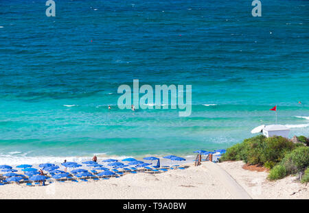Ayia Napa, Zypern - 11. Juni 2018: Strand von Ayia Napa Resort am äußersten östlichen Ende der südlichen Küste der Insel Zypern. Gewöhnliche Menschen ruhen auf sa Stockfoto