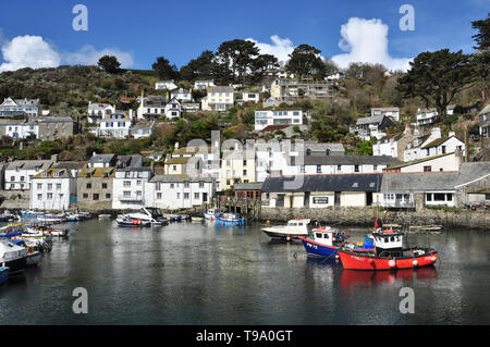 Boote im kleinen Hafen von Polperro, Cornwall, England, Großbritannien Stockfoto