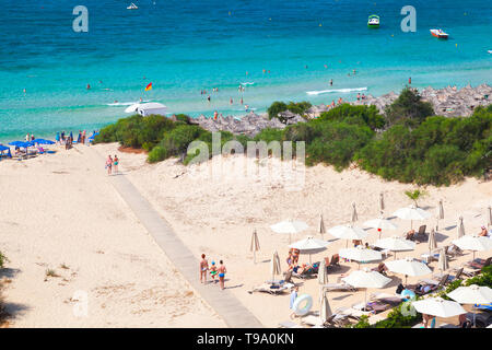 Ayia Napa, Zypern - 13. Juni 2018: Öffentlicher Strand von Ayia Napa Resort Stadt am östlichen Ende der südlichen Küste der Insel Zypern. Normale Mitarbeiter Stockfoto