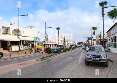 Ayia Napa, Zypern - 13. Juni 2018: Street View Badeort Ayia Napa Stadt am östlichen Ende der südlichen Küste der Insel Zypern. Gewöhnliche Menschen wa Stockfoto