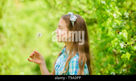 Glückliches Kind halten blowball. Kleines Mädchen und mit taraxacum Blume. Natürliche Schönheit. Kindheit Glück. Löwenzahn. Frühling Urlaub. Tag der Frauen. Sommer Urlaub. Rancho und Land. Kleines Mädchen Konzept. Stockfoto