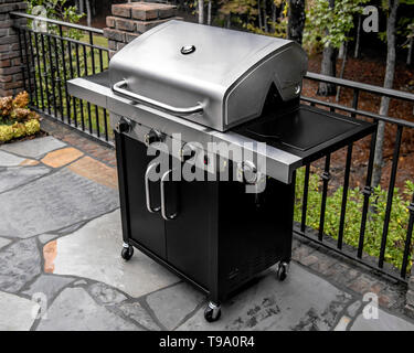 Edelstahl heavy duty outdoor Grillen auf weißem Hintergrund Stockfoto