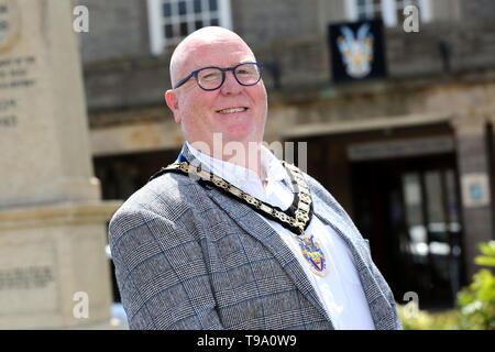 Stadtrat Phil Woodall der Bürgermeister von Bognor Regis dargestellt, vor dem Rathaus, Chichester, West Sussex, UK. Stockfoto