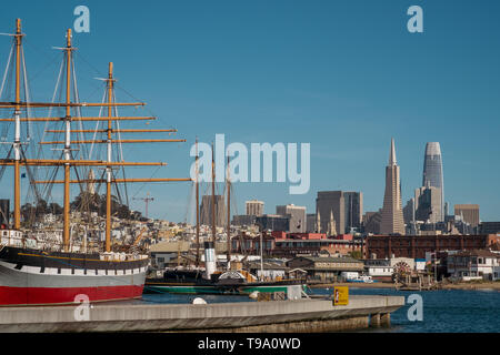 04-24-2019. Die Vereinigten Staaten von Amerika. Der Financial District von San Francisco gesehen vom Jachthafen Docks. Stockfoto
