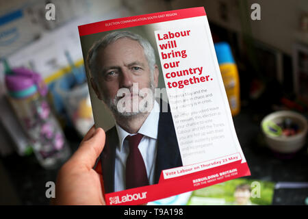 Allgemeine Ansichten der Kampagne Broschüren über der Eingangstür im Auftrag der Arbeits-, Grün- und Brexit Parteien, Chichester, Großbritannien. Stockfoto