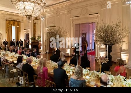 Us-Präsident Donald Trump, von der ersten Dame Melania Trump verbunden, liefert Erläuterungen und begrüßt die Gäste während des White House Historical Association Abendessen im East Room des Weißen Hauses vom 15. Mai 2019 in Washington, DC. Stockfoto