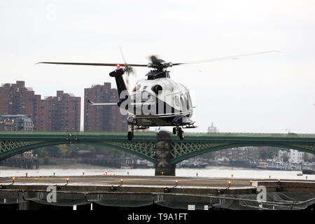 Allgemeine Ansichten von einem Helikopter anreisen, und nehmen Sie an der London Heliport in Battersea, London, UK. Stockfoto