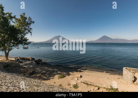 Atitlan See, Ufer, Boote und Vulkan im Hintergrund, in Panajachel, Guatemala Stockfoto