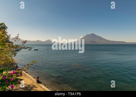 Atitlan See, Ufer, Boote und Vulkan im Hintergrund, in Panajachel, Guatemala Stockfoto