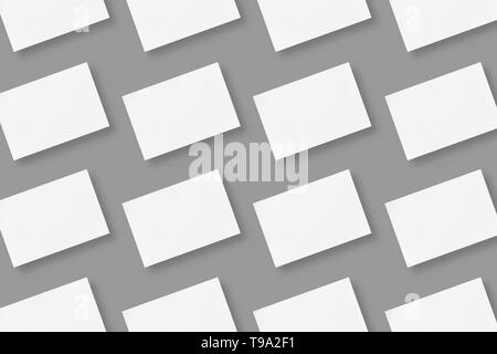 Weiße leere horizontalen Geschäft Karten in Reihen auf der grauen Farbe Hintergrund angeordnet, geometrische Visitenkarte mockup mit Kopie Raum Stockfoto
