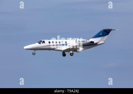 Eine Private Cessna 525A Citation CJ2 (Reg: D-IBET) auf Finals runway 31. Stockfoto