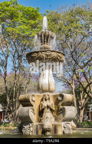Schöne steinerne Brunnen mit geformten Frauen, im Central Park, Antigua, Guatemala Stockfoto