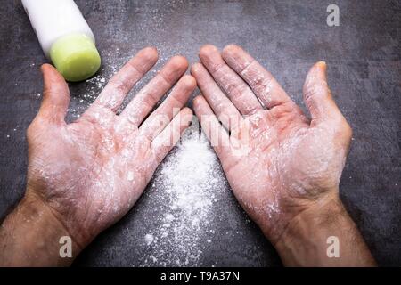 Eine erhöhte Ansicht von Verschüttetem weißen Puder auf der Hand Stockfoto