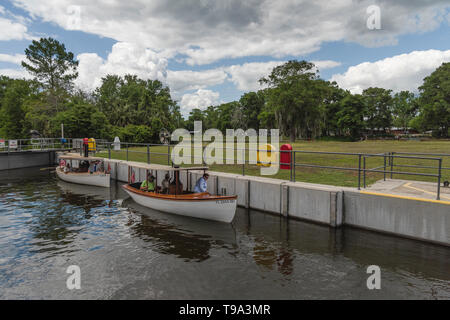 Dampfschiffe verlassen die Burrell Navigations- und Damm auf der Haines Creek in Leesburg, Florida, USA Stockfoto