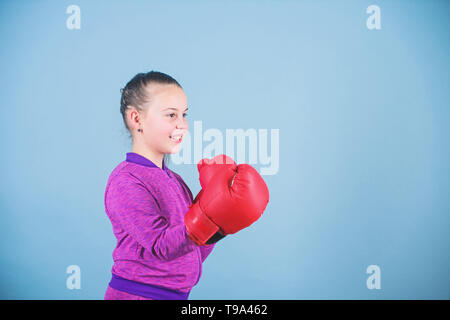 Training der kleinen Mädchen Boxer. Sport Erfolg. sportswear Mode. Fitness Ernährung. Energie Gesundheit. Glückliches Kind Sportsman in Boxhandschuhen. Stanzen Knockout. Kindheit Aktivität. Sportliche Schönheit. Stockfoto