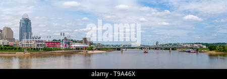 Ansicht der Cincinnati Riverfront und Great American Ballpark aus der Roebling Brücke über den Ohio River; Cincinnati, Ohio & Covington, Kentucky. Stockfoto