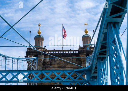 Bilder der Roebling Brücke über den Ohio River zwischen Cincinnati, Ohio und Covington, Kentucky an einem Frühlingstag, wenn es für Fußgänger geöffnet. Stockfoto