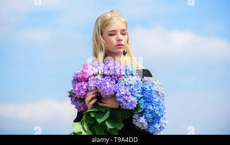 Stop Allergie blühenden Jahreszeit. Genießen Sie Frühling ohne Allergie. Frühling blühen. Pollenallergie. Sanfte Blume für die zarte Frau. Mädchen Ausschreibung blond halten Hortensie Blumen Blumenstrauß. Allergiefrei leben. Stockfoto