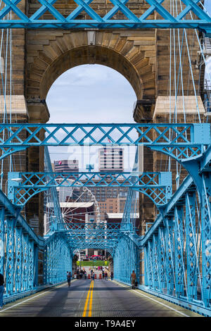 Bilder der Roebling Brücke über den Ohio River zwischen Cincinnati, Ohio und Covington, Kentucky an einem Frühlingstag, wenn es für Fußgänger geöffnet. Stockfoto