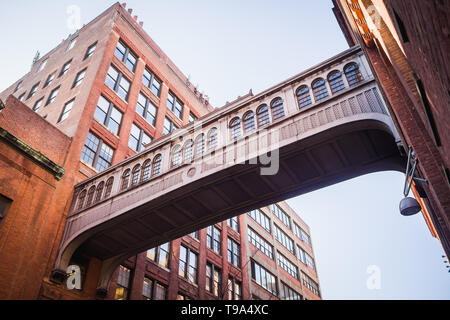 Gateway Bridge zwischen zwei Gebäude aus rotem Ziegel im Stadtteil Chelsea New York City Stockfoto