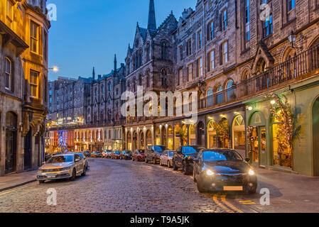 Bunte Victoria Street in Edinburgh, Schottland bei Nacht Stockfoto