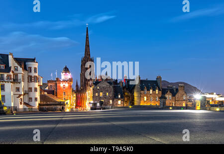 Blick auf die Esplanade und die Nabe in Edinburgh, Schottland bei Nacht Stockfoto