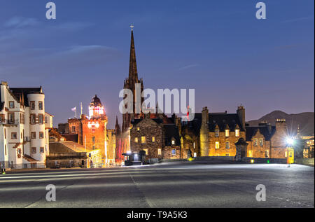 Blick auf die Esplanade und die Nabe in Edinburgh, Schottland bei Nacht Stockfoto