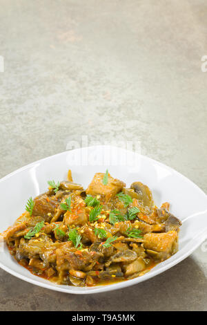 Eintopf mit Schweinefleisch und Gemüse in ein weißes Porzellan Teller serviert. Stockfoto