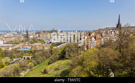 Luftaufnahme über die Princes Street und Edinburgh Stockfoto