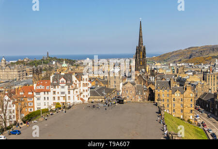 Blick auf die Esplanade und die Nabe in Edinburgh, Schottland Stockfoto