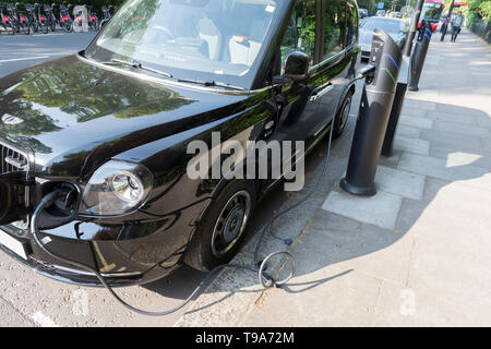 London Taxi laden eine interne Batterie an der Straßenseite Aufladepunkt in Eton Square, London, England, UK. Stockfoto