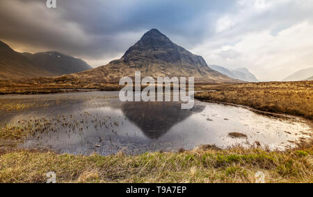 Lange Exposition von Lochan na Fola in Glencoe in den Highlands von Schottland Stockfoto