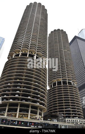 Marina City Towers entlang des Chicago River, in der Nähe von North, Chicago, Illinois Stockfoto