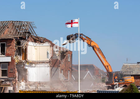 Abbrucharbeiten in den Fortschritt des Chadwick Hotel an der Strandpromenade von St Annes on Sea ist nach dem Ansehen der Flagge von St George gebrochen Stockfoto