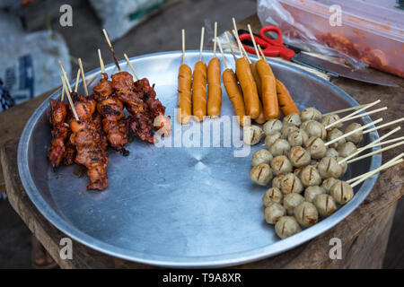 Gegrilltes Schweinefleisch und hähnchenspieße zum Verkauf in Thailand. Stockfoto