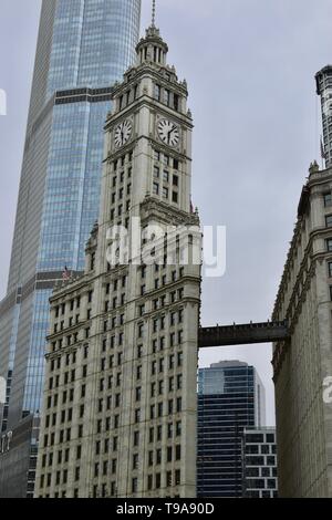 Chicago's Iconic Wrigley Gebäude entlang des Chicago River in der Nähe von North Seite gegenüber der Chicago Tribune Gebäude auf der Magnificent Mile, IL Stockfoto