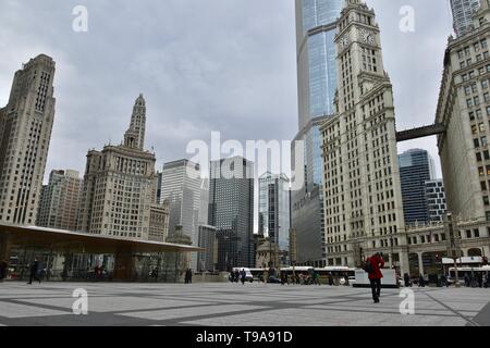 Chicago's Iconic Wrigley Gebäude entlang des Chicago River in der Nähe von North Seite gegenüber der Chicago Tribune Gebäude auf der Magnificent Mile, IL Stockfoto