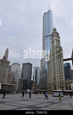 Chicago's Iconic Wrigley Gebäude entlang des Chicago River in der Nähe von North Seite gegenüber der Chicago Tribune Gebäude auf der Magnificent Mile, IL Stockfoto