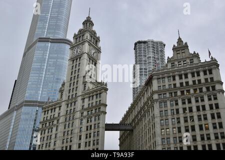 Chicago's Iconic Wrigley Gebäude entlang des Chicago River in der Nähe von North Seite gegenüber der Chicago Tribune Gebäude auf der Magnificent Mile, IL Stockfoto